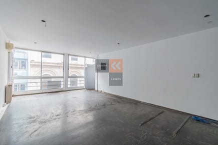 Venta y alquiler de oficina en Ciudad Vieja, en proceso para aceptar vivienda