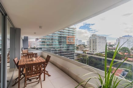 Apartamento en venta de 2 dormitorios y servicio  Zona Brava