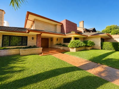 En Venta. Amplia Residencia En Asuncion - Las Lomas