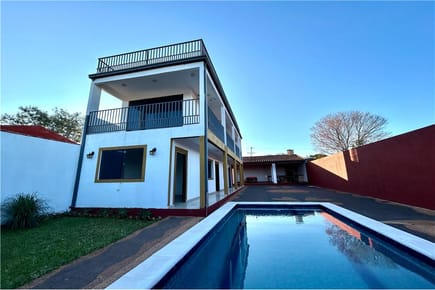 En Venta - Casa con Piscina - Villa Elisa !   J.A
