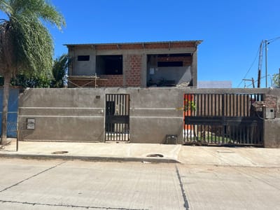 CASA EN VENTA DE DOS PLANTAS AV. CUMAVI 8VO Y 9NO ANILLO 