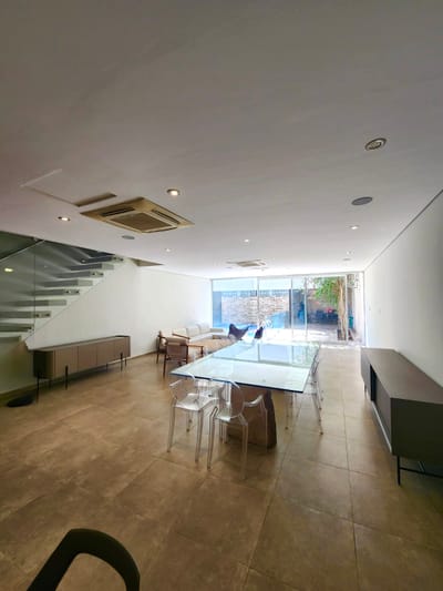 EN ALQUILER HERMOSO TRIPLEX AMUEBLADO MINIMALISTA DOMOTICA ZONA CARMELITAS