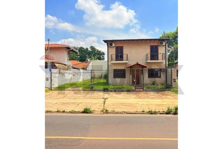 VENDO CASA DE DOS PLANTAS SOBRE AVENIDA LAGUNA GRANDE️