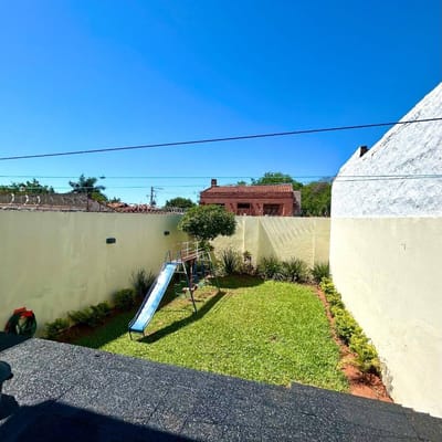 DUPLEX EN LAMBARE BARRIO ITAPIRU