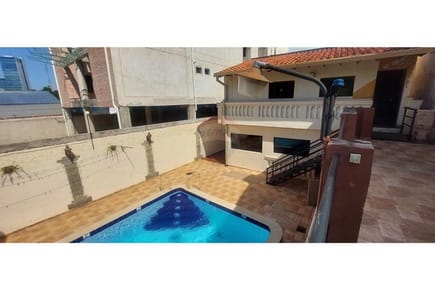 Amplia casa en Asunción a mts de Stma Trinidad  