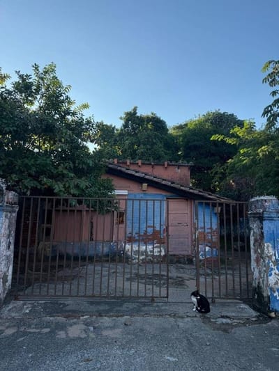 VENDO AMPLIO TERRENO CON EDIFICACIÓN A DEMOLER