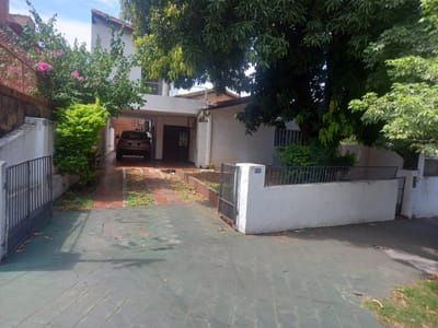 Vendo casa a refaccionar en Asunción zona Mercado 4