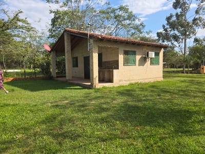 VENDO AMPLIA CASA EN YPACARAI
