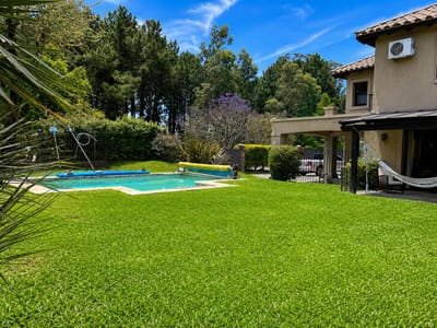 VENTA CASA 4 DORMITORIOS -BARBACOA- PISCINA - PARRILLERO - GGE 4 AUTOS