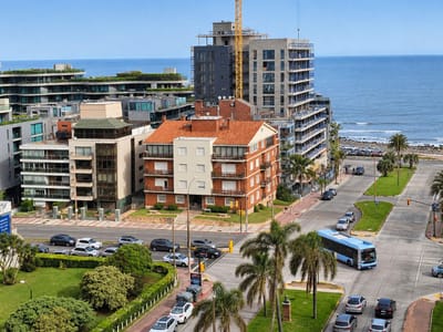 VENTA APARTAMENTO POCITOS  3 DORMITORIOS - SERVICIO - TERRAZA - GARAJE