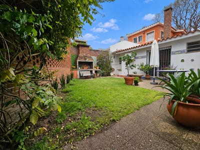 VENTA CASA CARRASCO 3 DORMITORIOS - JARDÍN - PATIO- PARRILLERO - GARAJE - COCHERAS