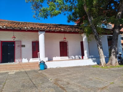 ALQUILO CASONA PARA OFICINA U VIVIENDA CERCA DE AC SACRAMENTO