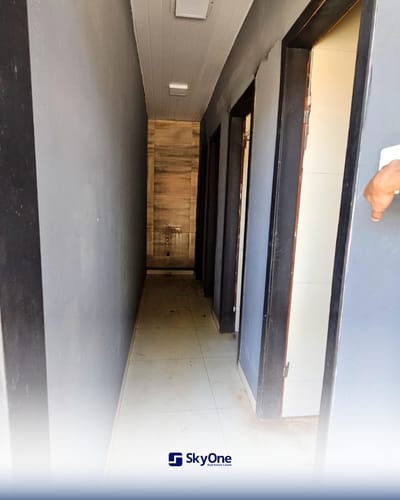 EN ALQUILER SHOWROOM CON OFICINAS Y DEPÓSITO – LOS LAURELES