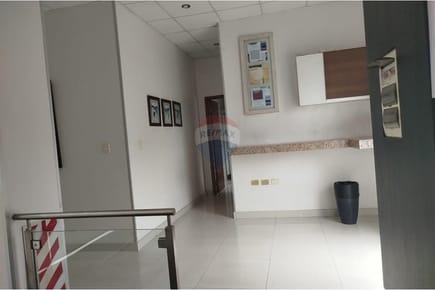 Alquilo edificio de 3 niveles