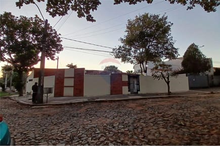 Vendo casa en esquina en Asunción barrio Carmelitas no tiene garage 