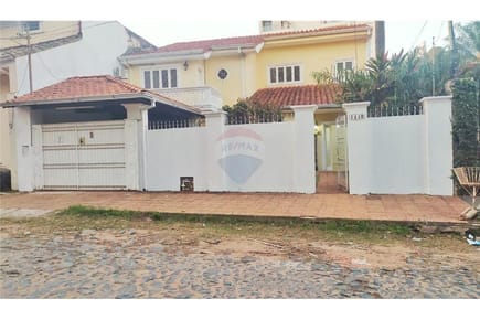 VENDO CASA EN MBURUCUYA A PASOS DE SANTISIMA TRINIDAD