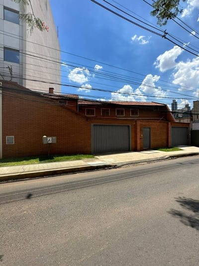 ALQUILO CASA CON EXCELENTE UBICACION. EN FRENTE AL SHOPPING DEL SOL