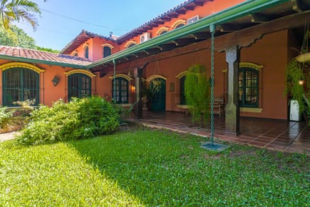 Residencia estilo Colonial en Barrio San Jorge en venta