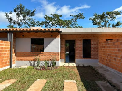VENDO HERMOSA CASA A ESTRENAR EN LUQUE MORA CUE