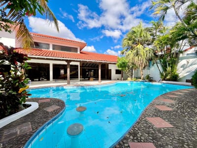 EN VENTA / ALQUILER — CASA DE LUJO CON PISCINA 