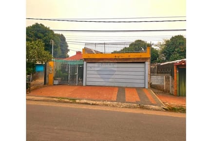¡Casa en Venta en Lambaré, Barrio 4 Mojones!