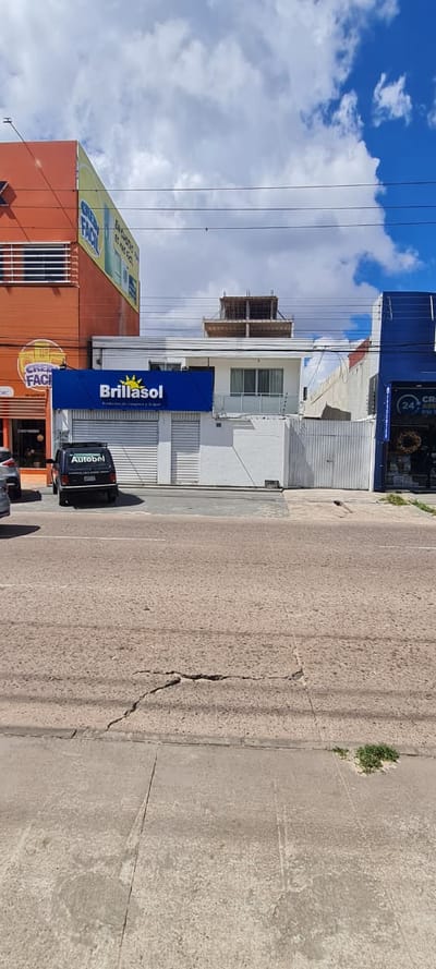 LOCAL Y VIVIENDA  EN VENTA  SOBRE 4TO. ANILLO Y AV. SAN MARTIN Y AV. CANAL ISUTO