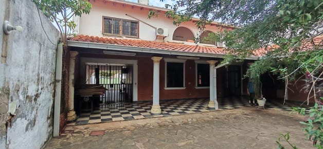 Amplia casa con lote de 1.350 M2 en Asunción zona IPS Bº Bella Vista 