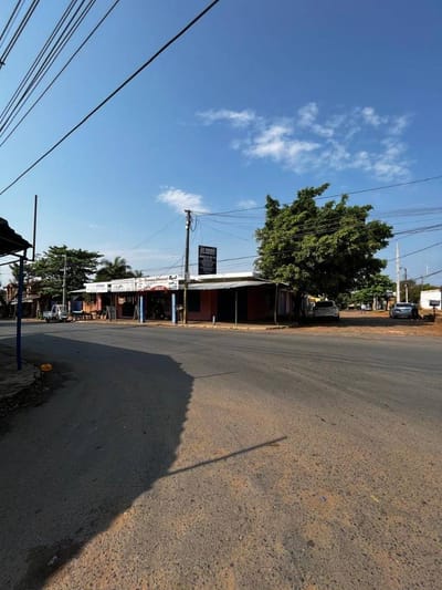 EN VENTA LOCAL COMERCIAL EN ESQUINA CON RENTA ACTIVA EN CUATRO BARRIO LUQUE 