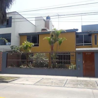 Casa en Venta Frente al Parque - Urb. Ingenieros