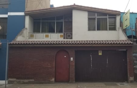 VENDO CASA UBICADA EN AVENIDA PRINCIPAL DE ALTO TRÁNSITO EN CHORRILLOS