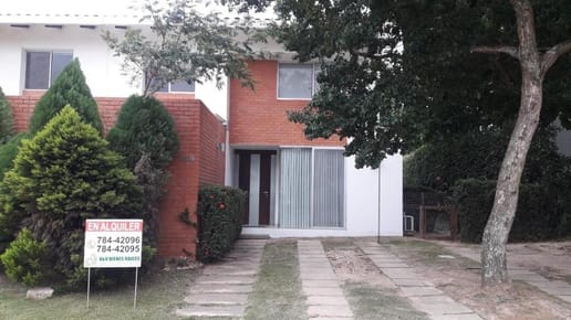 CASA CON PISCINA EN ALQUILER COND. BATOS DEL URUBO