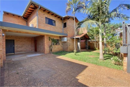 OFERTA CASA ZONA LIMITE CON JARDIN DE ORO LUQUE, CON PILETA Y PATIO IMPORTANTE