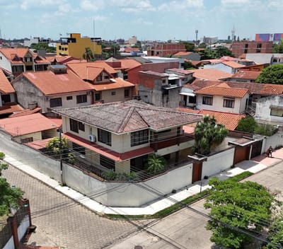 Casa de 4 Dormitorios Amoblada en Venta sobre Av. Canal Cotoca 