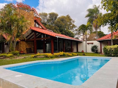 AMPLIA CASA EN ALQUILER CONDOMINIO PIRAI