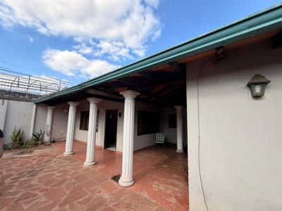 VENDO CASA EN B° NAZARETH 4 HABS