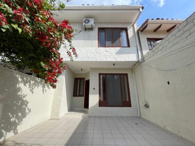 Hermosa casa en alquiler en la avenida Santos Dumont 3er y 4to anillo