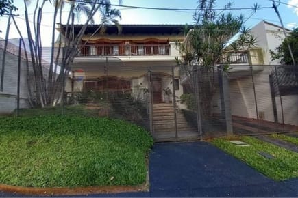 CASA CON CINCO DORMITORIOS EN BARRIO MANORA