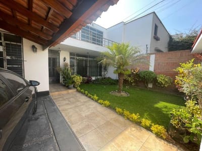Venta de linda casa en Surco