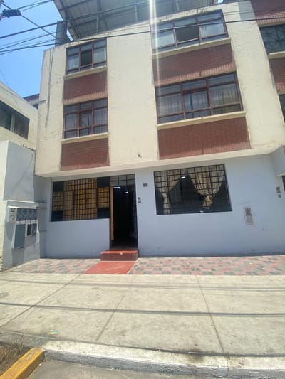 Vendo Amplio Departamento 1er Piso Urb Los Laureles - Chorrillos.