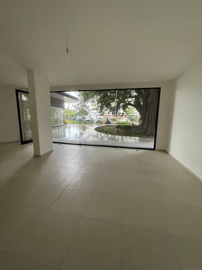 LOCAL COMERCIAL EN ALQUILER MACORORO 13/14 , LA MEJOR UBICACION DEL EDIFICIO