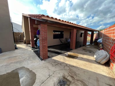Casa Esquinera con 2 Tiendas Comerciales Ideal para Vivir e Invertir