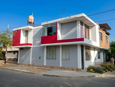 CASA EN VENTA - RAMON CASTILLA - 01 TERRENO - 02 CASAS