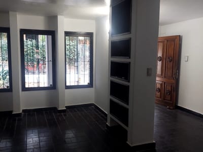 ALQUILO AMPLIA CASA PARA VIVIENDA U OFICINA EN BARRIO JARA