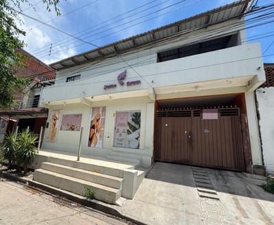 CASA CON LOCAL COMERCIAL EN VENTA