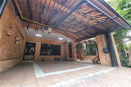 VENDO RESIDENCIA EN BARRIO MBURUCUYA