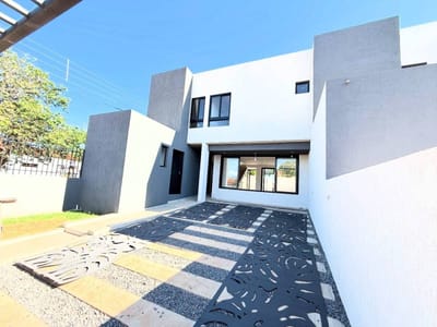 VENDO DUPLEX PREMIUM EN LUQUE ZONA LAURELTY