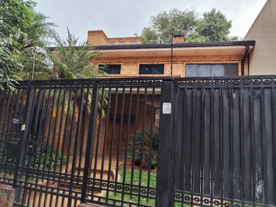 En Venta Amplia Casa 4dormit.YCUÁ SATY.Asunción 
