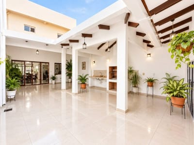 CASA DE 6 DORMITORIOS,  ZONA ESTE