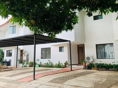 CASA EN IMPERDIBLE UBICACIÓN DENTRO DE CONDOMINIO.