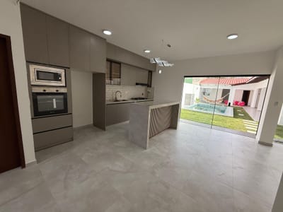 CASA de LUJO en VENTA con PISCINA en venta o alquiler – ZONA OESTE